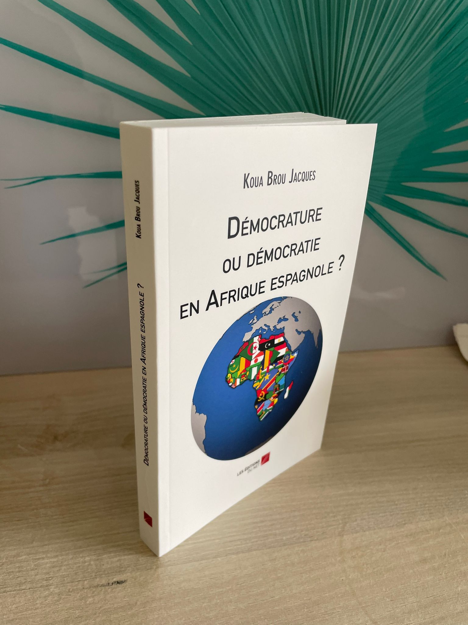  Littérature : Koua Brou Jacques signe son dixième ouvrage à Paris, une réflexion percutante sur la démocratie en Afrique.